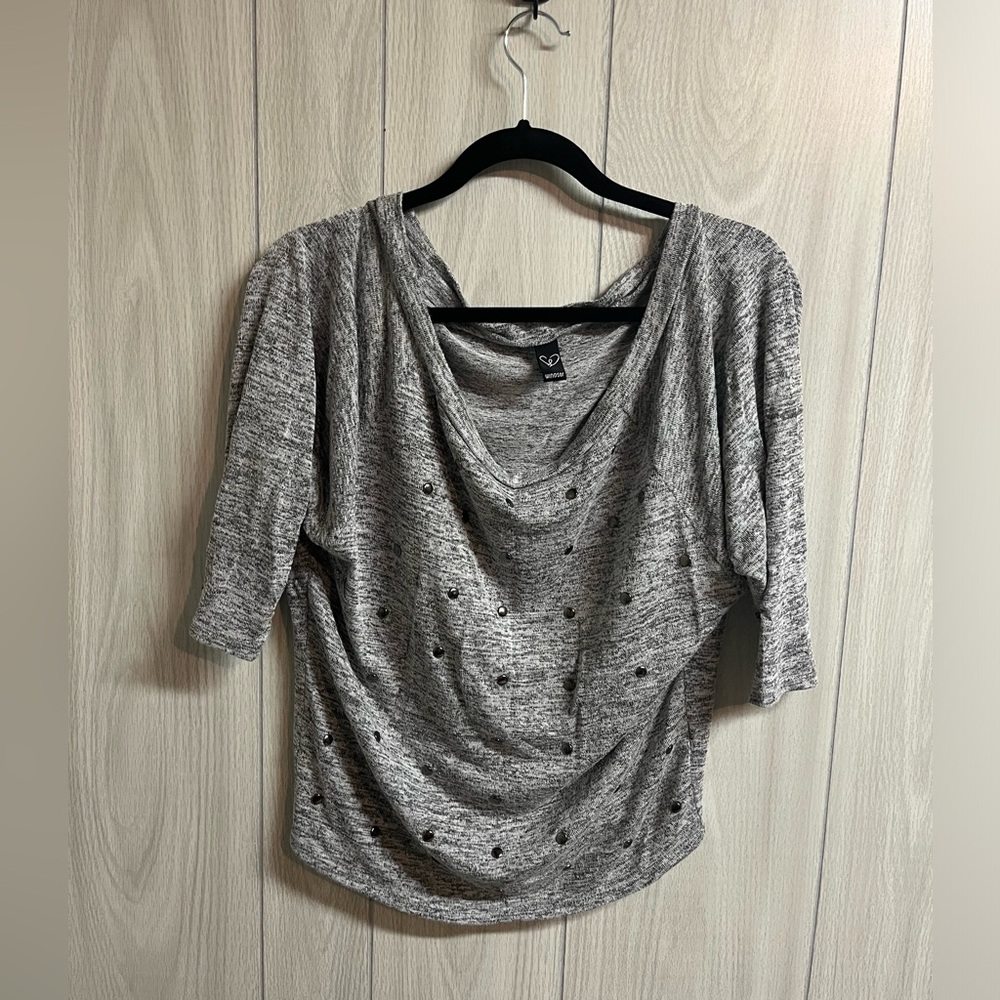 Grey 3/4 sleeve shirt with metal details